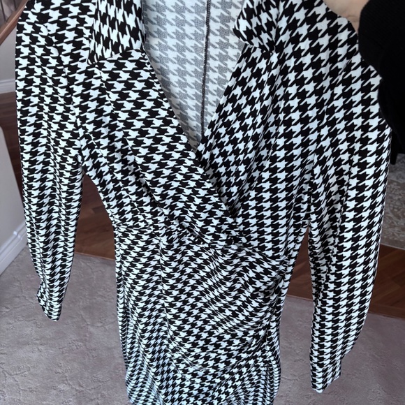 Cupshe houndstooth ruched v-neck wrap style dress - Picture 4 of 5